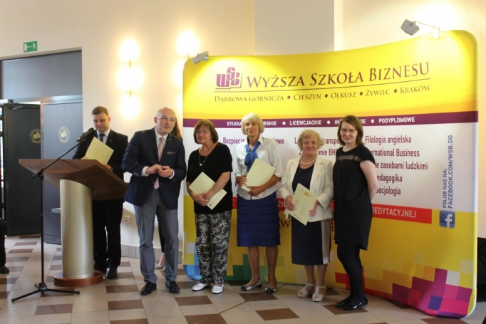 Zdjęcie nr 54 z galerii 14 czerwca - uroczysta gala zakończenia roku akademickiego 2015/2016 Uniwersytetu Trzeciego Wieku w Wyższej Szkole Biznesu w Dąbrowie Górniczej. 