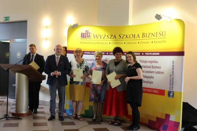 Zdjęcie nr 39 z galerii 14 czerwca - uroczysta gala zakończenia roku akademickiego 2015/2016 Uniwersytetu Trzeciego Wieku w Wyższej Szkole Biznesu w Dąbrowie Górniczej. 
