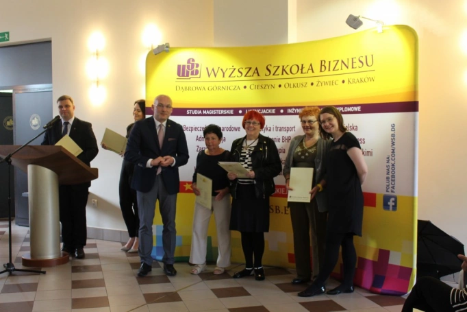 Zdjęcie nr 50 z galerii 14 czerwca - uroczysta gala zakończenia roku akademickiego 2015/2016 Uniwersytetu Trzeciego Wieku w Wyższej Szkole Biznesu w Dąbrowie Górniczej. 