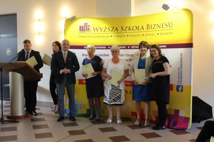 Zdjęcie nr 51 z galerii 14 czerwca - uroczysta gala zakończenia roku akademickiego 2015/2016 Uniwersytetu Trzeciego Wieku w Wyższej Szkole Biznesu w Dąbrowie Górniczej. 