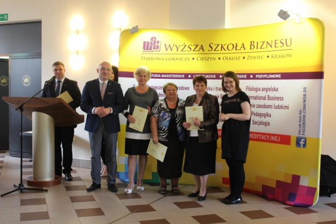 Zdjęcie nr 47 z galerii 14 czerwca - uroczysta gala zakończenia roku akademickiego 2015/2016 Uniwersytetu Trzeciego Wieku w Wyższej Szkole Biznesu w Dąbrowie Górniczej. 