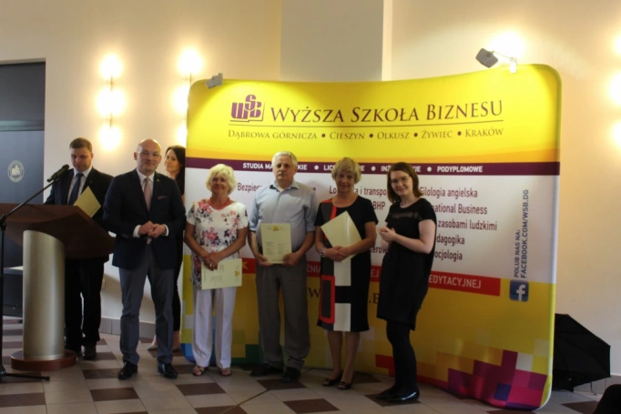 Zdjęcie nr 49 z galerii 14 czerwca - uroczysta gala zakończenia roku akademickiego 2015/2016 Uniwersytetu Trzeciego Wieku w Wyższej Szkole Biznesu w Dąbrowie Górniczej. 