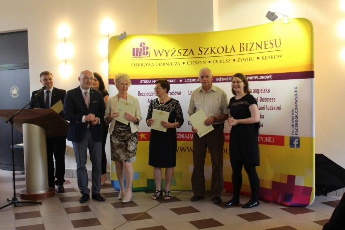 Zdjęcie nr 29 z galerii 14 czerwca - uroczysta gala zakończenia roku akademickiego 2015/2016 Uniwersytetu Trzeciego Wieku w Wyższej Szkole Biznesu w Dąbrowie Górniczej. 