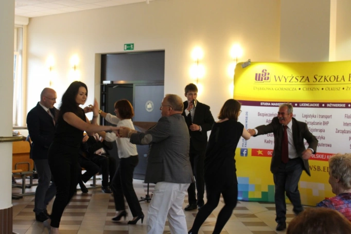 Zdjęcie nr 45 z galerii 14 czerwca - uroczysta gala zakończenia roku akademickiego 2015/2016 Uniwersytetu Trzeciego Wieku w Wyższej Szkole Biznesu w Dąbrowie Górniczej. 