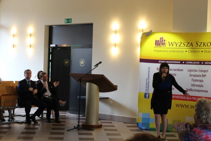 Zdjęcie nr 30 z galerii 14 czerwca - uroczysta gala zakończenia roku akademickiego 2015/2016 Uniwersytetu Trzeciego Wieku w Wyższej Szkole Biznesu w Dąbrowie Górniczej. 
