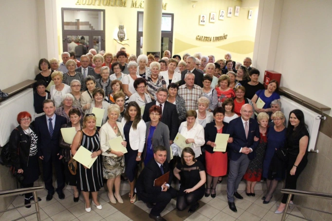 Zdjęcie nr 44 z galerii 14 czerwca - uroczysta gala zakończenia roku akademickiego 2015/2016 Uniwersytetu Trzeciego Wieku w Wyższej Szkole Biznesu w Dąbrowie Górniczej. 