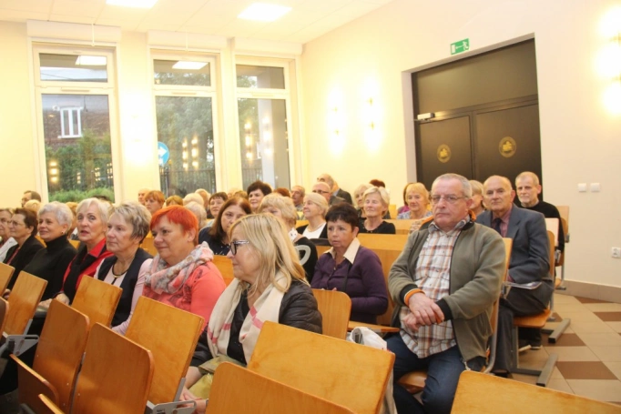 Zdjęcie nr 36 z galerii Uroczysta Inauguracja Roku Akademickiego 2016/2017 w Uniwersytecie Trzeciego Wieku