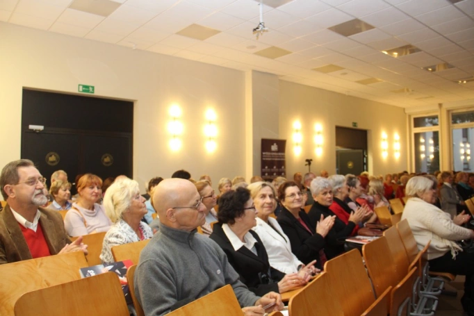 Zdjęcie nr 45 z galerii Uroczysta Inauguracja Roku Akademickiego 2016/2017 w Uniwersytecie Trzeciego Wieku