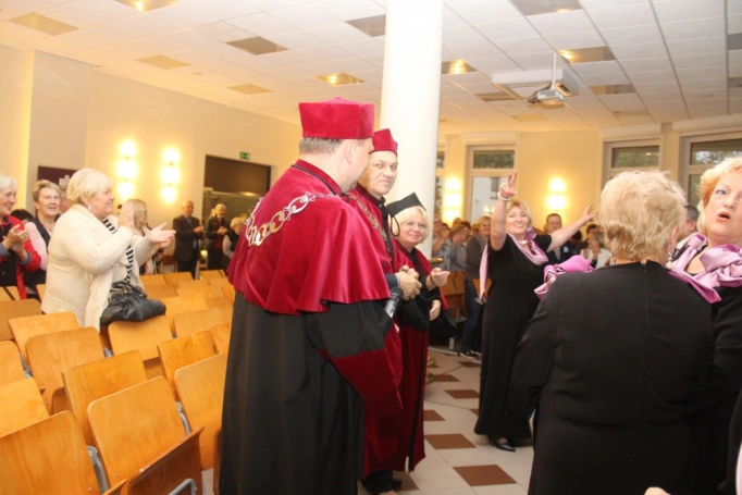 Zdjęcie nr 57 z galerii Uroczysta Inauguracja Roku Akademickiego 2016/2017 w Uniwersytecie Trzeciego Wieku