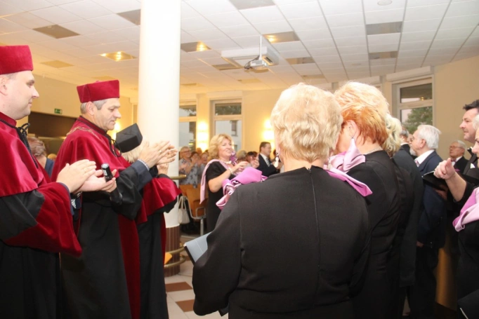 Zdjęcie nr 58 z galerii Uroczysta Inauguracja Roku Akademickiego 2016/2017 w Uniwersytecie Trzeciego Wieku