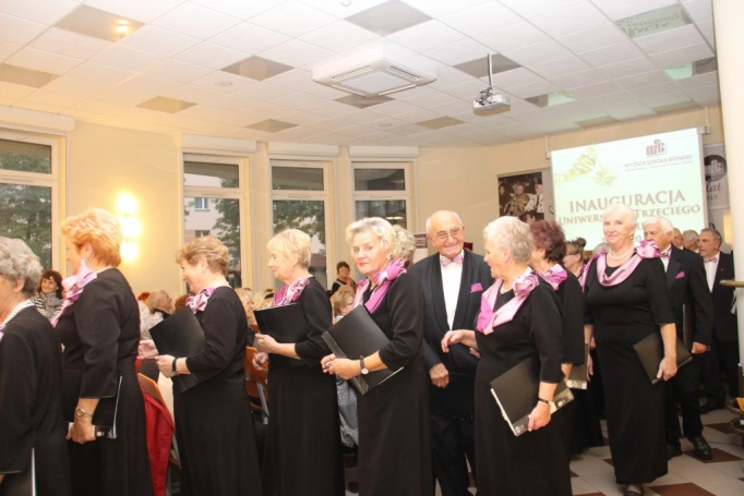 Zdjęcie nr 66 z galerii Uroczysta Inauguracja Roku Akademickiego 2016/2017 w Uniwersytecie Trzeciego Wieku