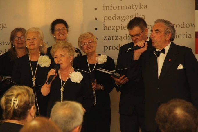 Zdjęcie nr 15 z galerii Uroczyste zakończenie roku akademickiego 2016/2017 w Uniwersytecie Trzeciego Wieku