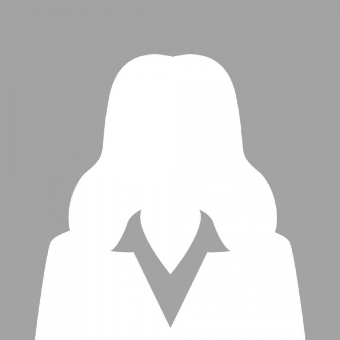 Sylwetka kobiety w białym ubraniu na szarym tle.