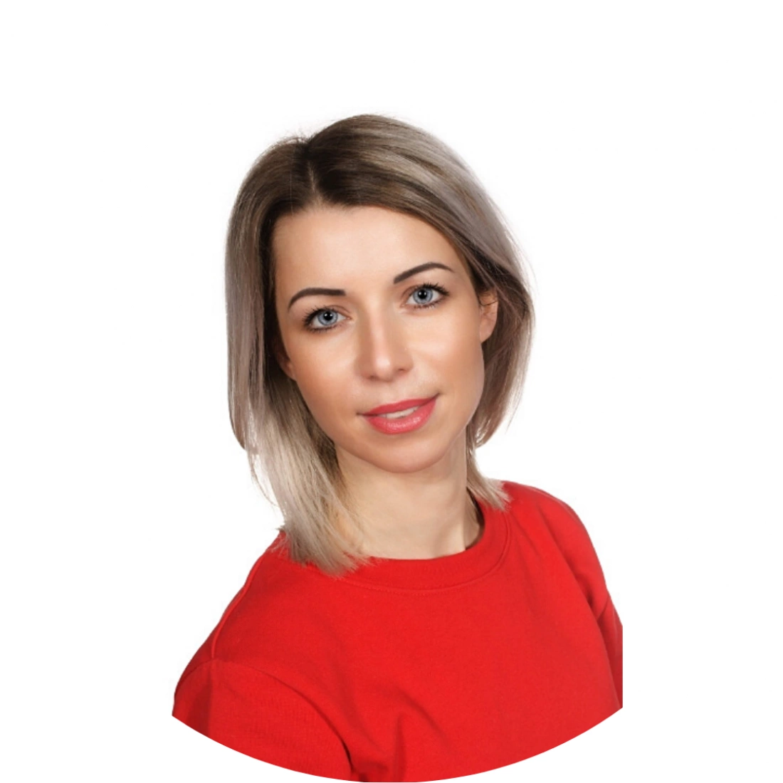 Kobieta z jasnymi włosami w czerwonej bluzie, uśmiechająca się.