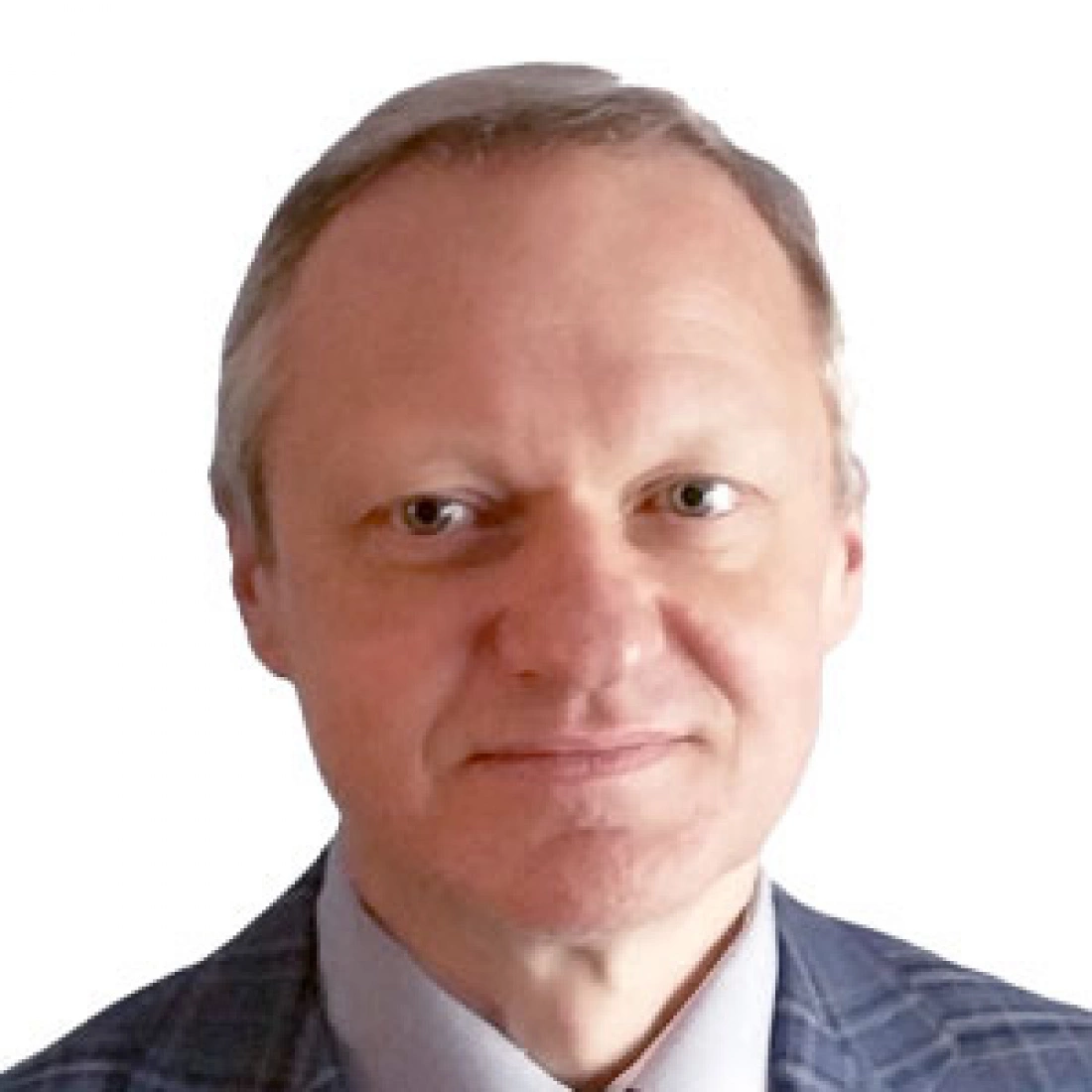 Mężczyzna w marynarce, uśmiechający się do kamery.