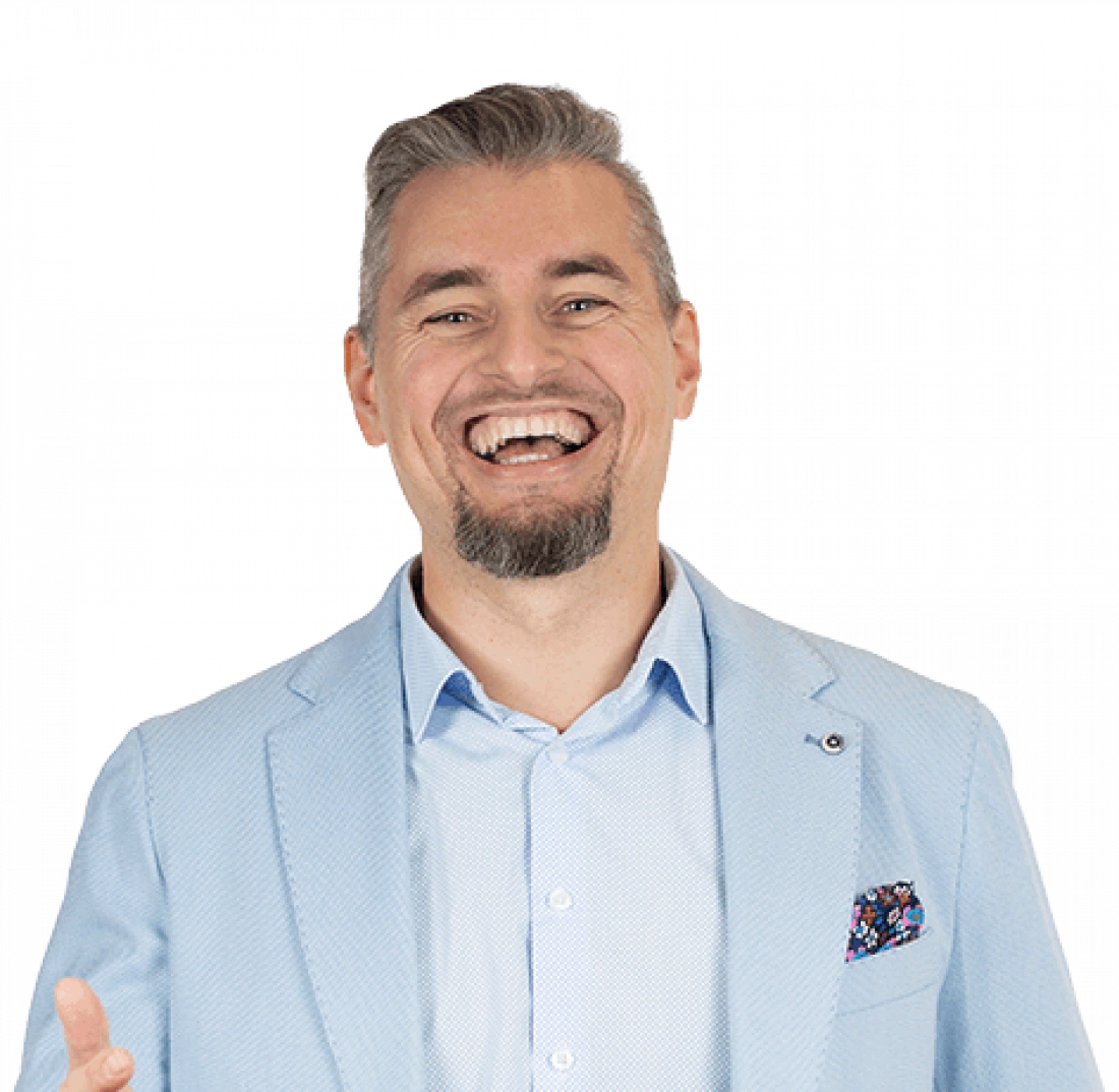 Uśmiechnięty mężczyzna w jasnym garniturze.