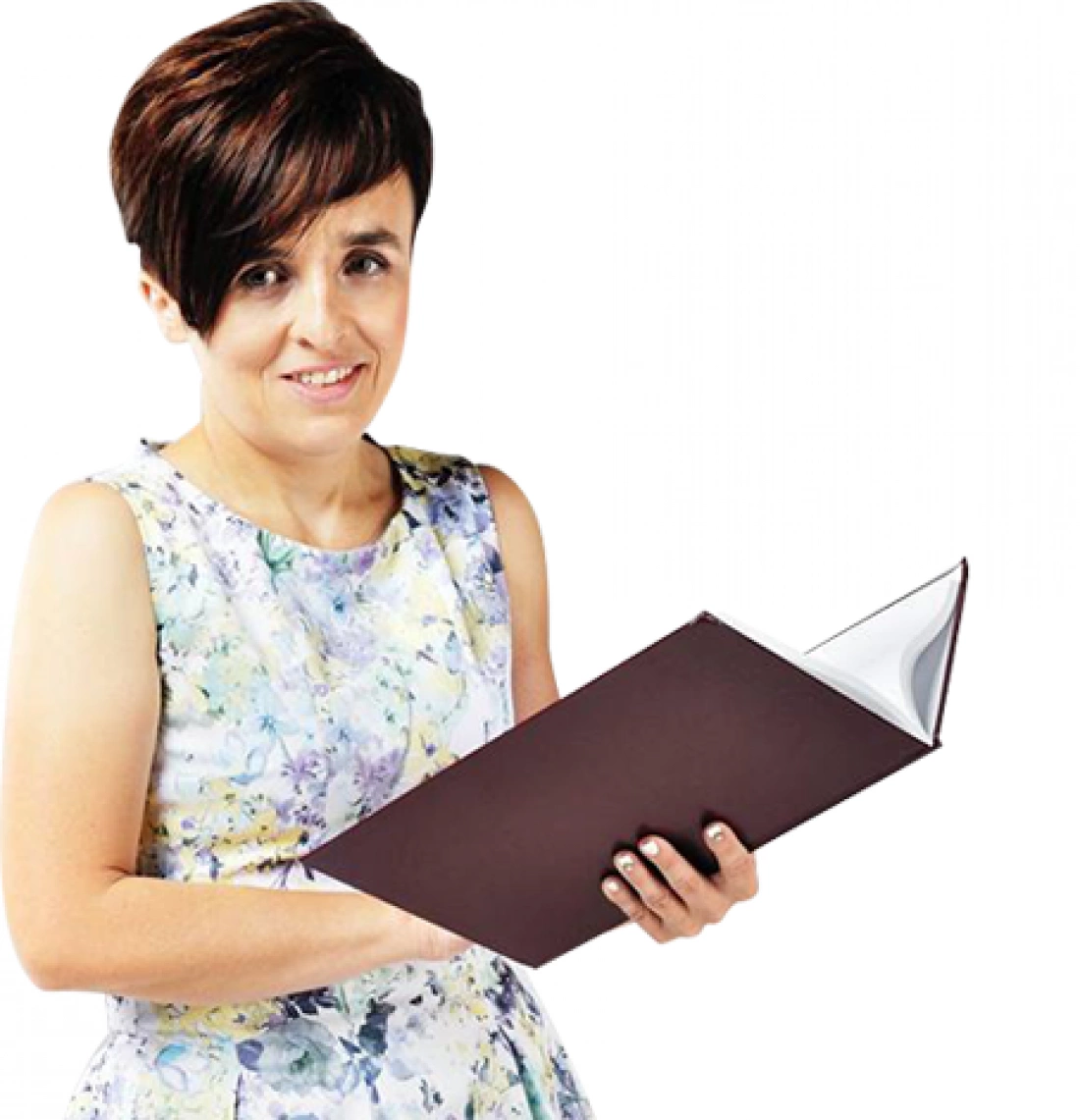 Kobieta w kwiecistej sukience trzyma otwarty zeszyt.