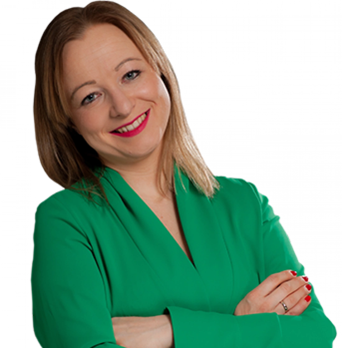 Kobieta w zielonym ubraniu z uśmiechem na twarzy, z założonymi rękami.