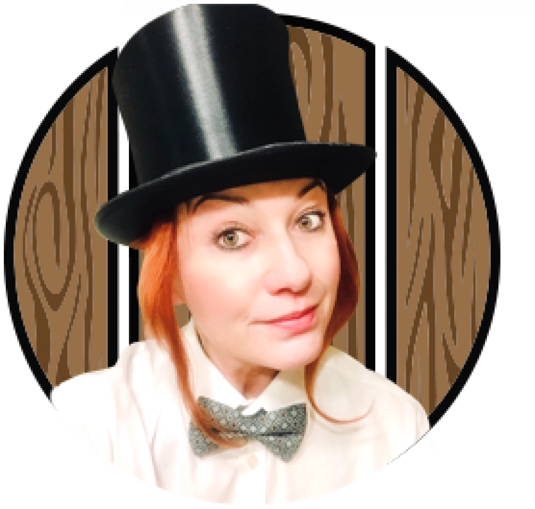 Osoba w cylindrze i muszce, z uśmiechem, na tle wzoru drewnianego.