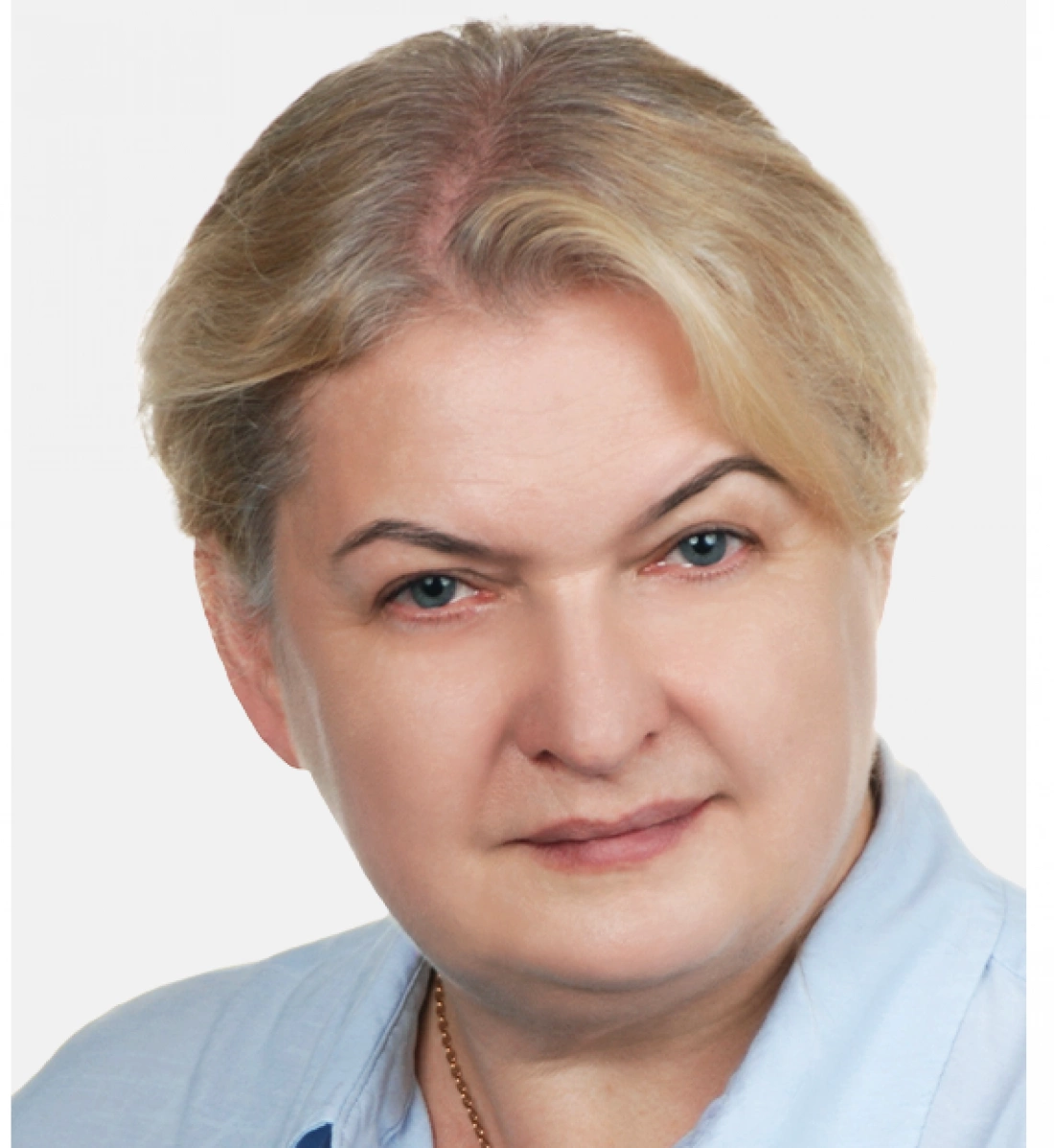 Portret kobiety o jasnych włosach i niebieskich oczach, ubranej w niebieską koszulę.