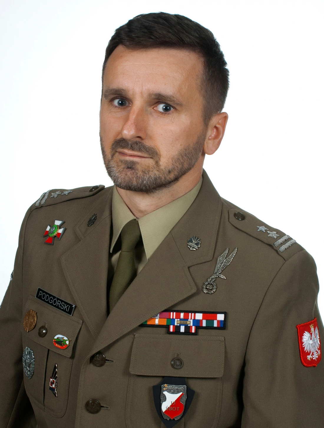 Mężczyzna w mundurze wojskowym z odznaczeniami.