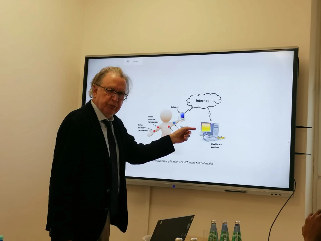 Mężczyzna prezentujący diagram dotyczący zastosowania Internetu w zdrowiu.