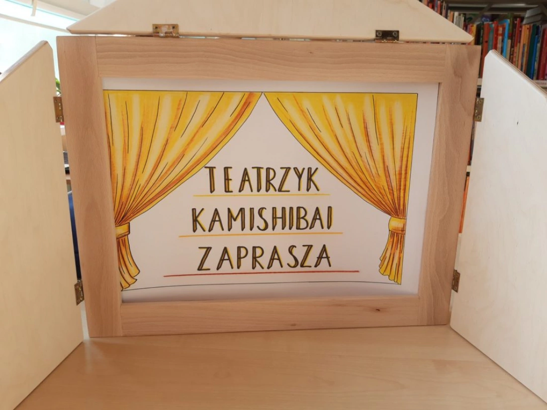 Tablica zapraszająca do teatrzyku kamishibai z zasłoną.