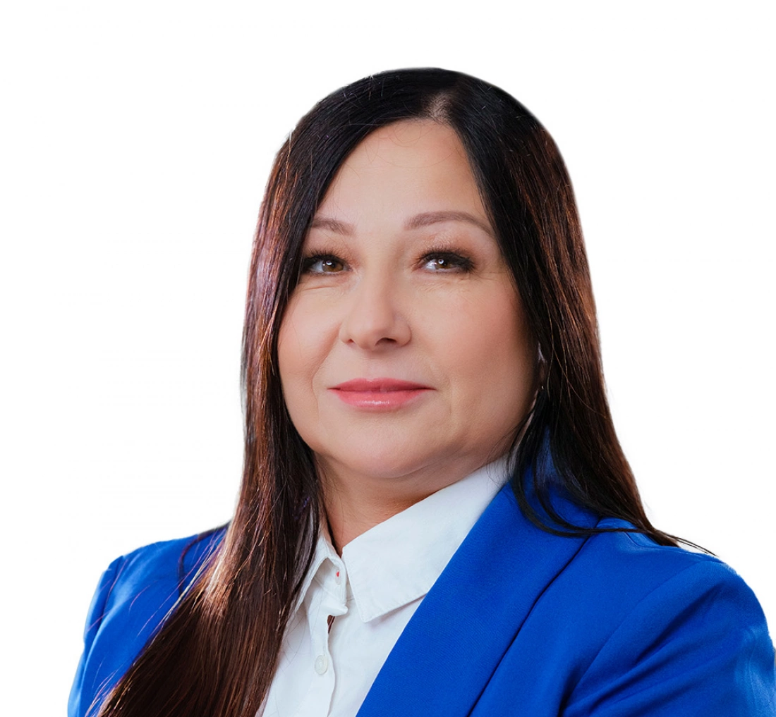 Portret uśmiechniętej kobiety w niebieskim garniturze.