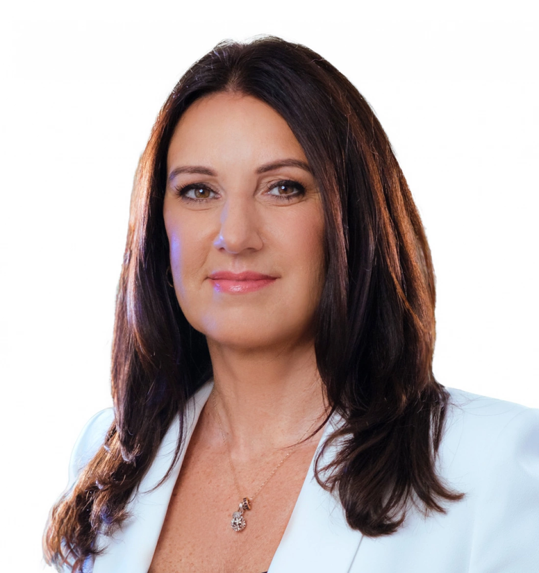 Portret kobiety w jasnym żakiecie, z długimi, ciemnymi włosami, o spokojnym wyrazie twarzy.