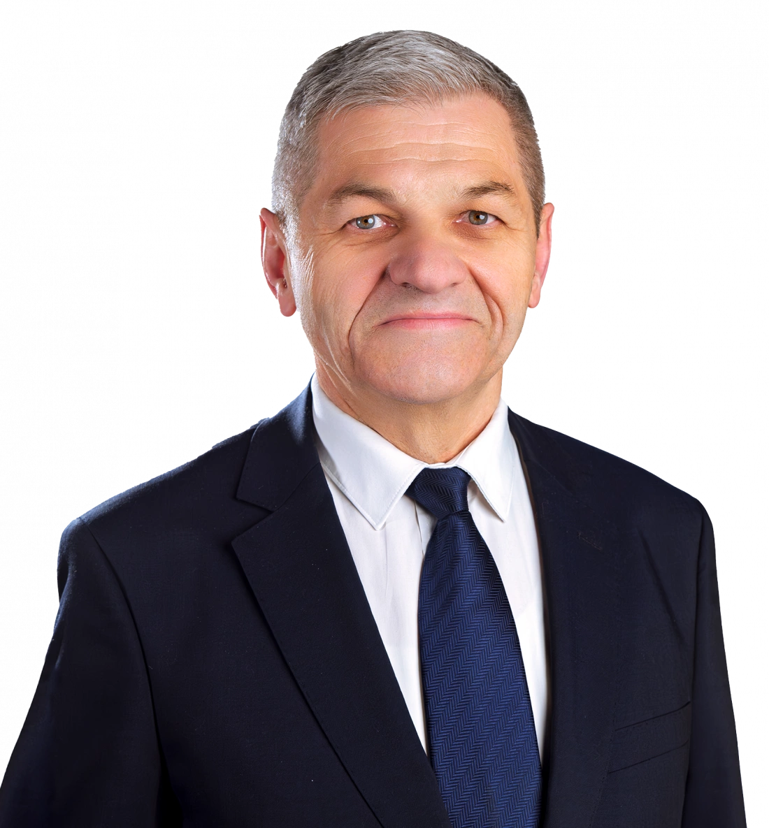 Mężczyzna w garniturze z krawatem, stojący na białym tle.