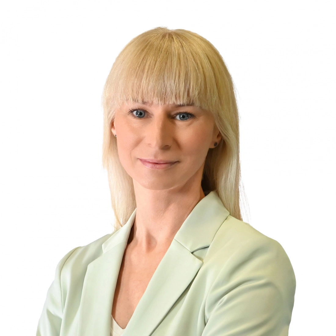 Kobieta z blond włosami w jasnym żakiecie, pozująca z uśmiechem.