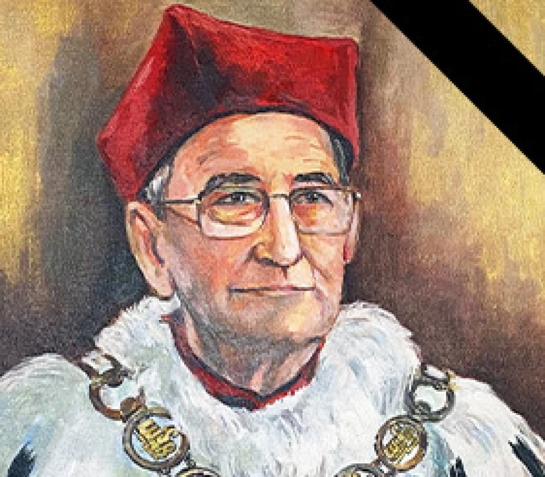 Portret starszego mężczyzny w akademickim stroju z czerwoną czapką i łańcuchem, z żałobną wstążką.