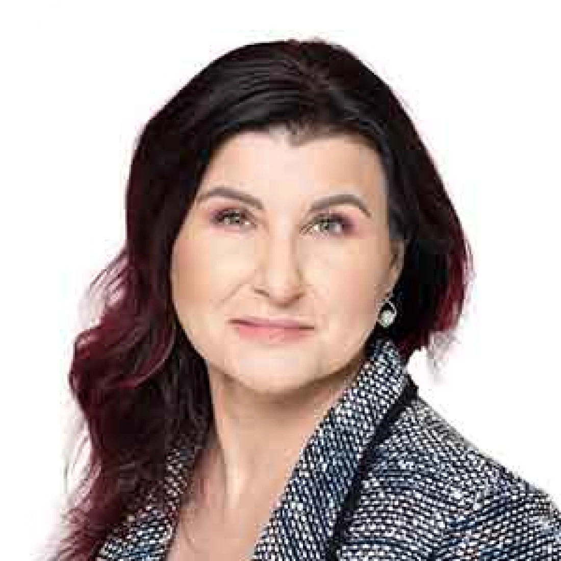 Portret kobiety o długich, ciemnych włosach, w ubraniu z delikatnym wzorem, z neutralnym wyrazem twarzy na jasnym tle.