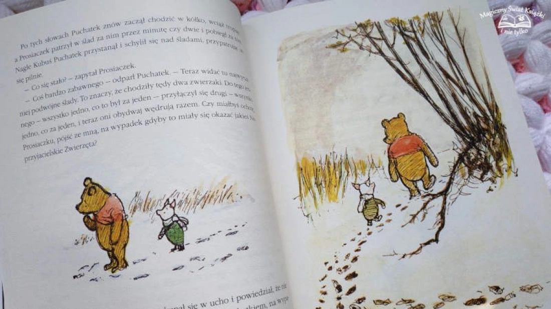 Puchatek i Prosiaczek idą przez zarośla, prowadząc rozmowę. Ilustracja z książki pokazuje ich przyjacielską wędrówkę.