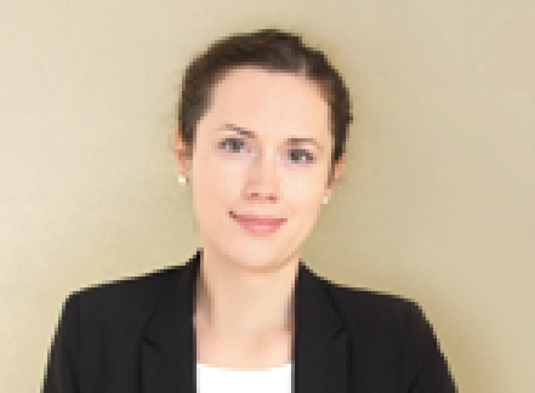 Kobieta w eleganckim ubraniu na neutralnym tle.