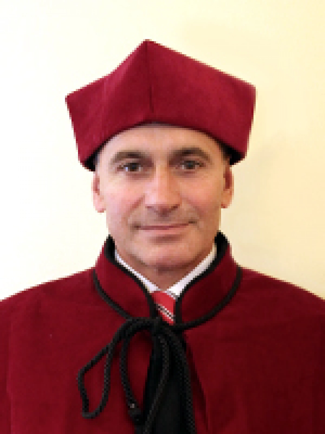 Mężczyzna w czerwonym płaszczu i kapeluszu.