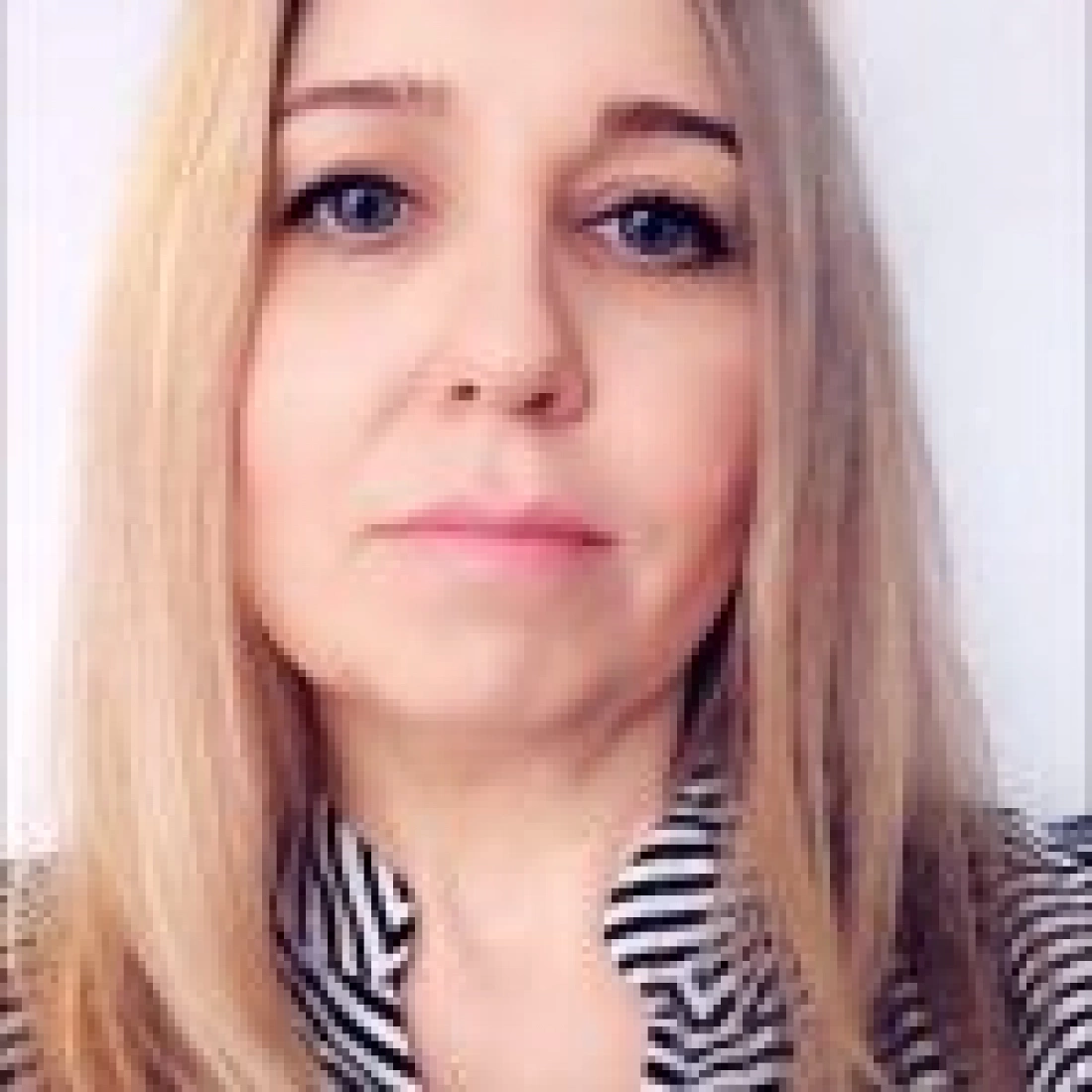 Kobieta z długimi, jasnymi włosami, patrząca bezpośrednio w obiektyw.