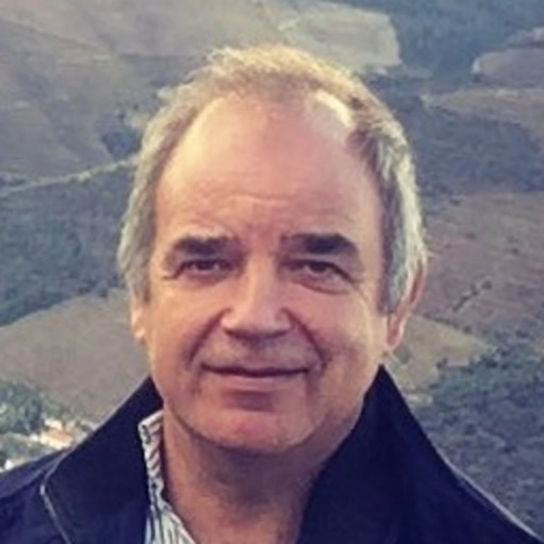 Mężczyzna na tle górskiego krajobrazu.