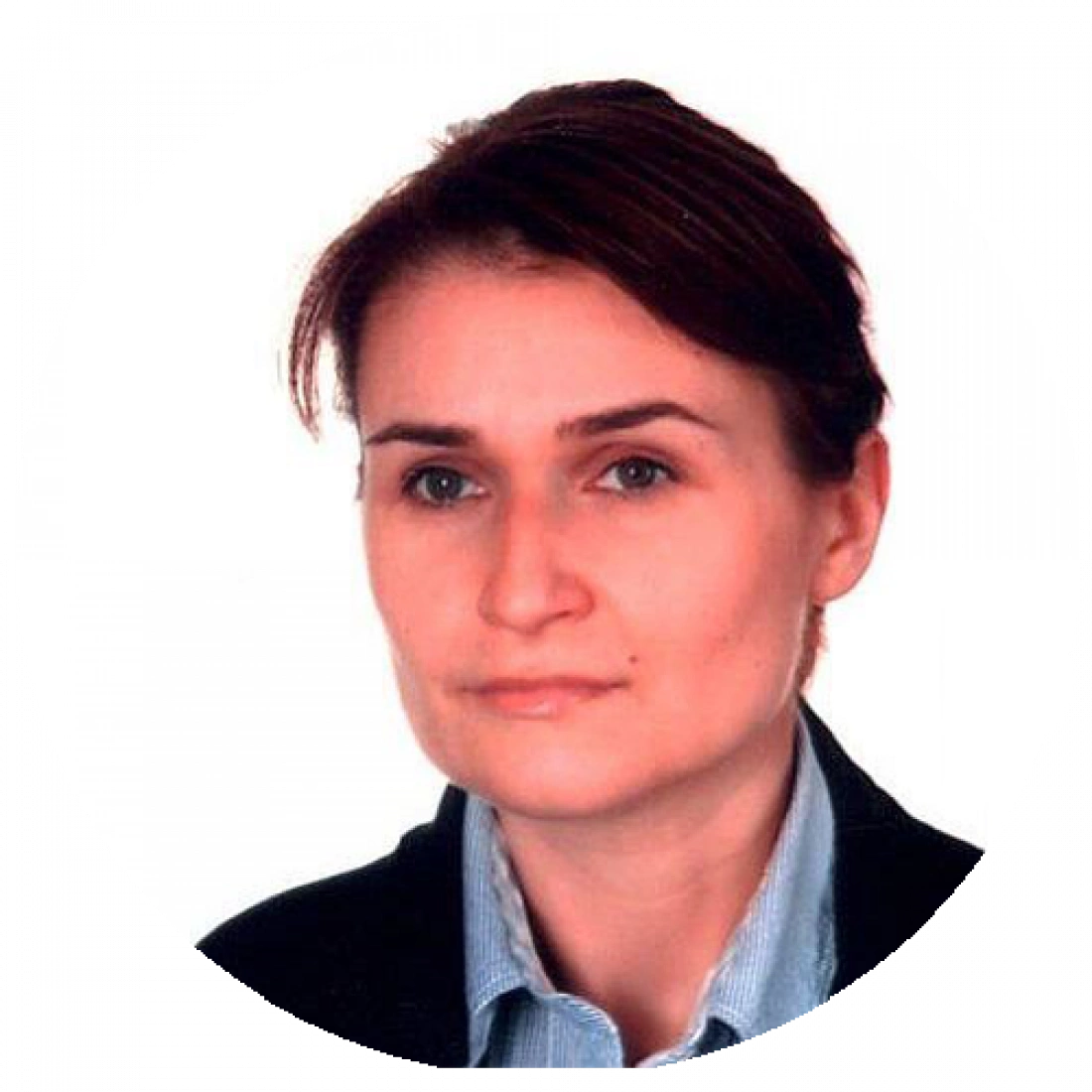 Zdjęcie portretowe kobiety o krótkich włosach, ubranej w ciemną marynarkę i jasną koszulę.