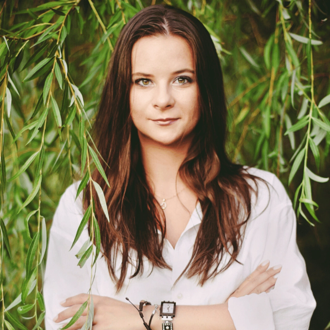 Spokojna rzeka otoczona bujną zielenią.