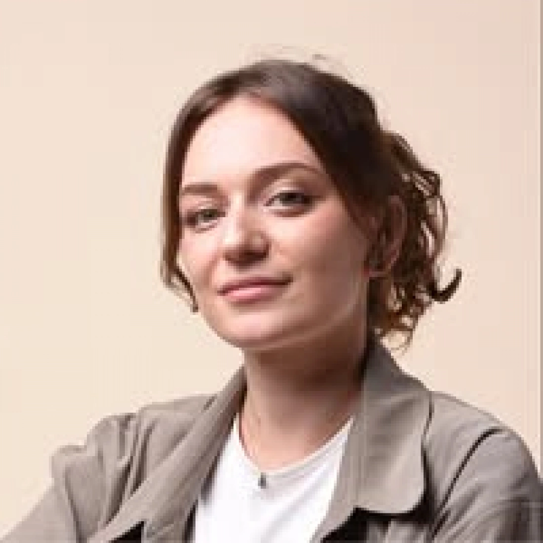 Spokojna rzeka otoczona bujną zielenią.