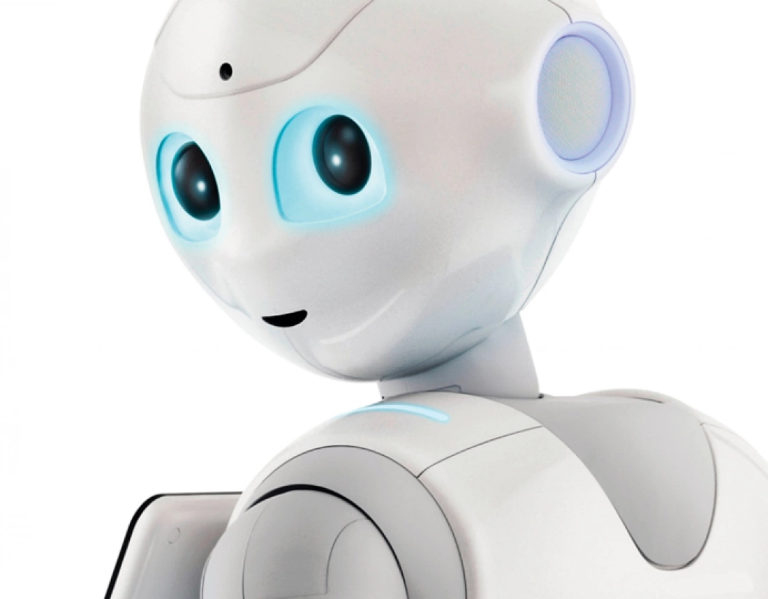 Robot z dużymi, jasnymi oczami i przyjaznym uśmiechem.