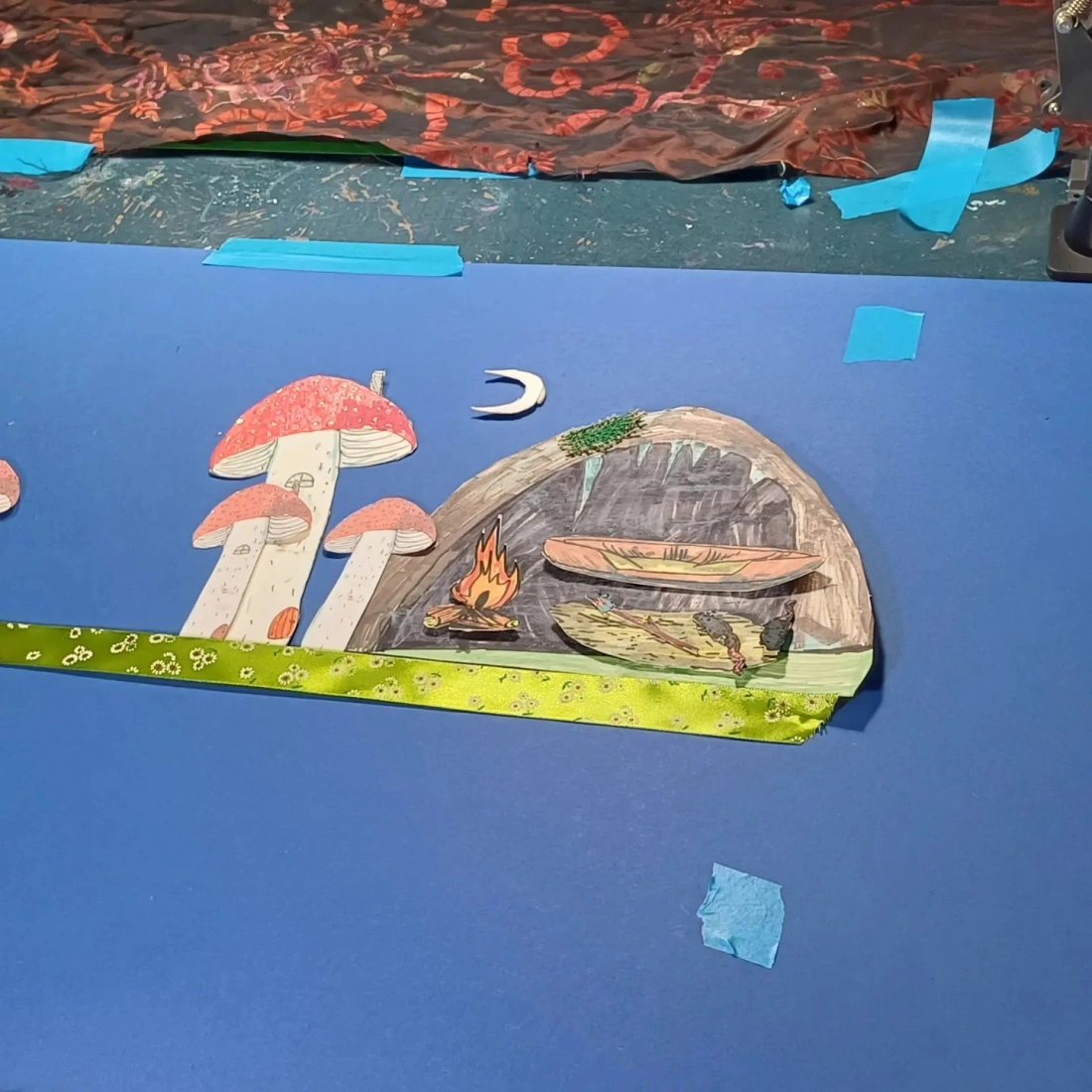 Kobieta w garniturze z okularami na głowie, uśmiechająca się do kamery.