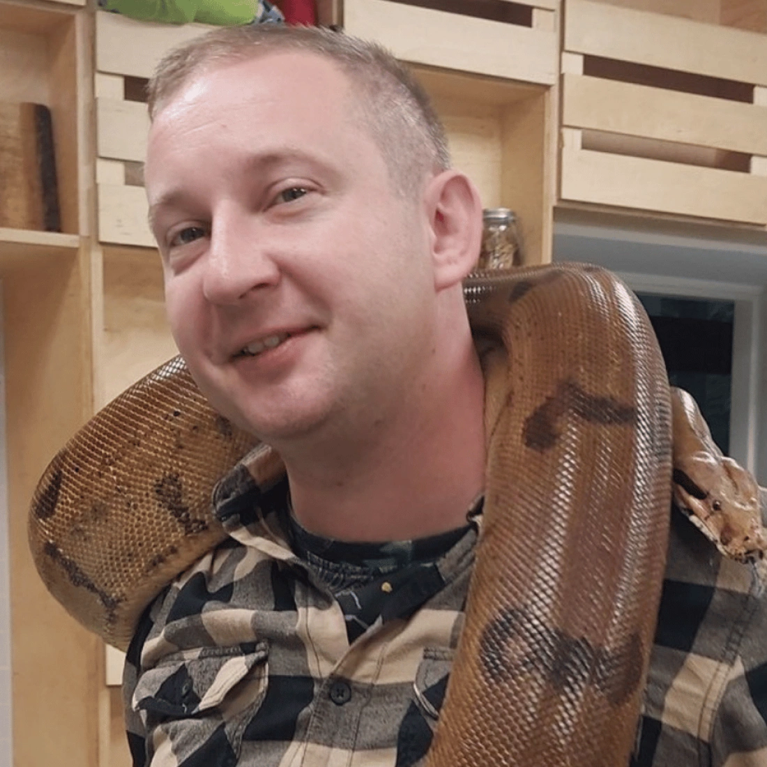 Mężczyzna w kolorowej koszuli prezentuje materiały w biurze.