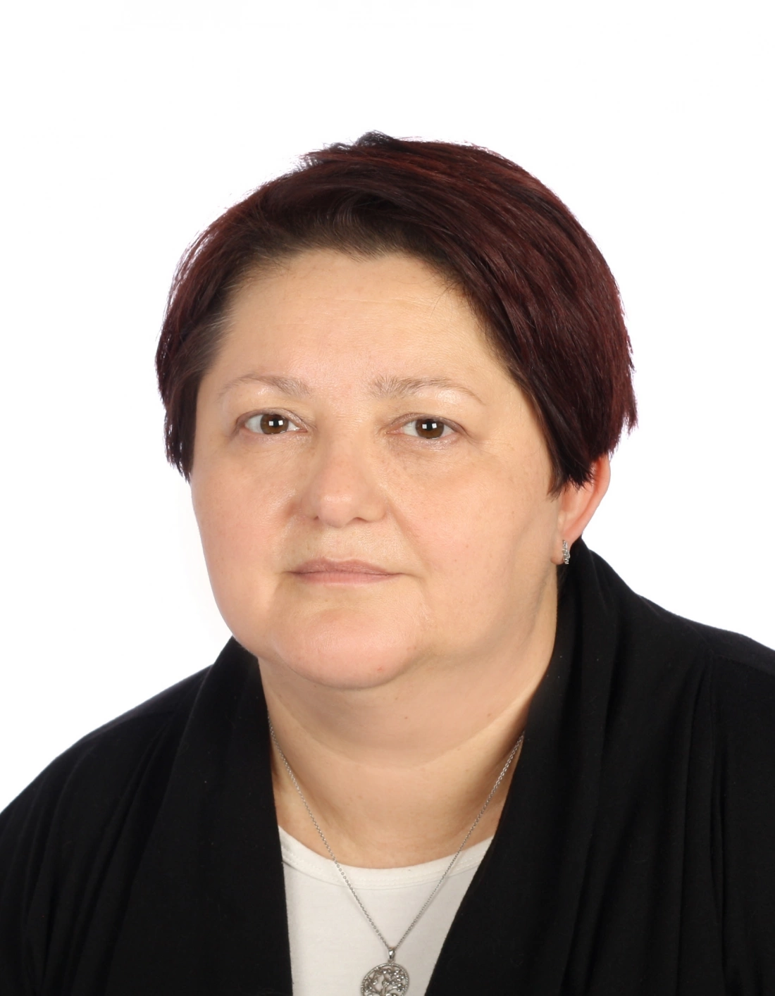 Portret kobiety z krótkimi, ciemnymi włosami, ubraną w czarny sweter.