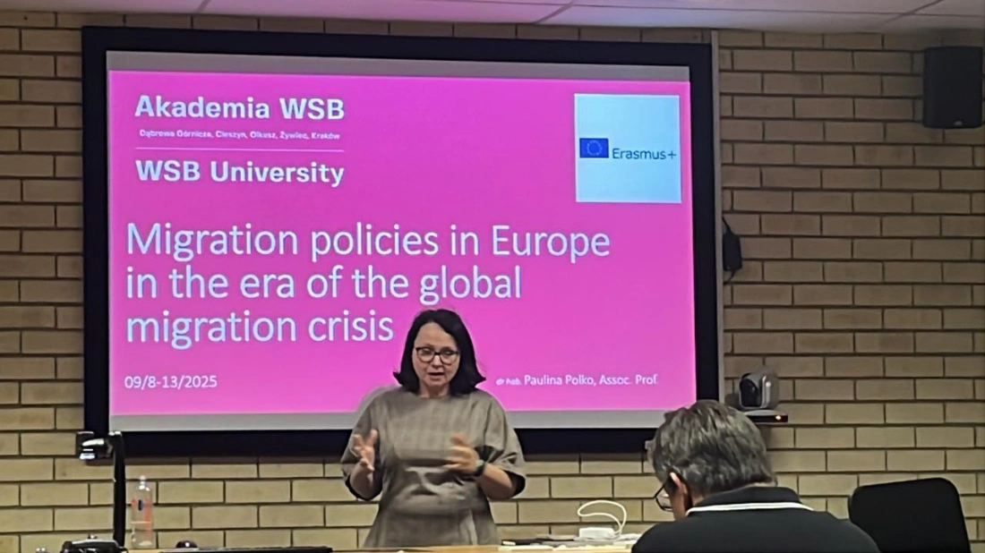 Kobieta przedstawiająca prezentację.