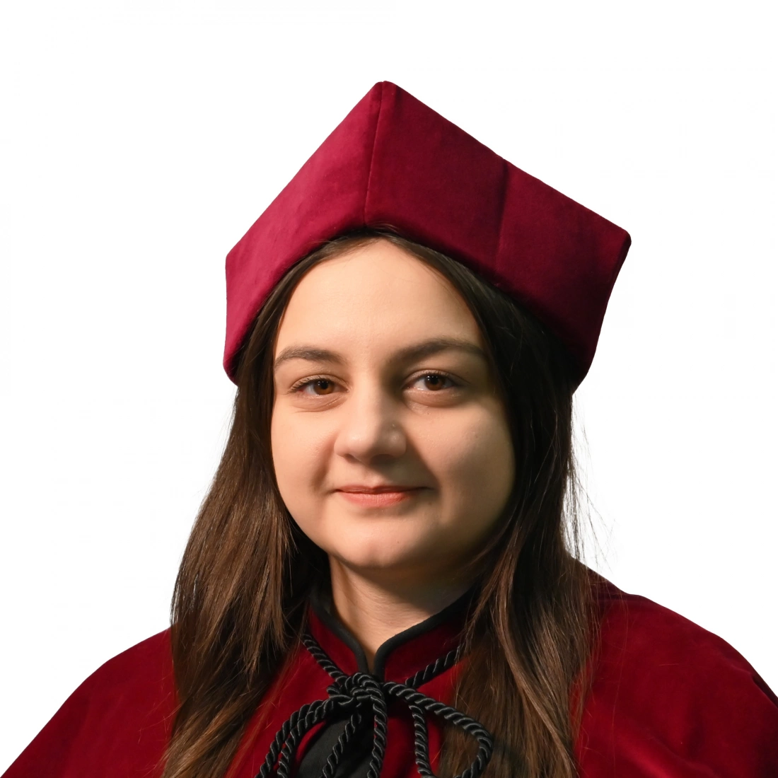 Młoda kobieta w czerwonym stroju akademickim z dostosowanym kapturkiem.