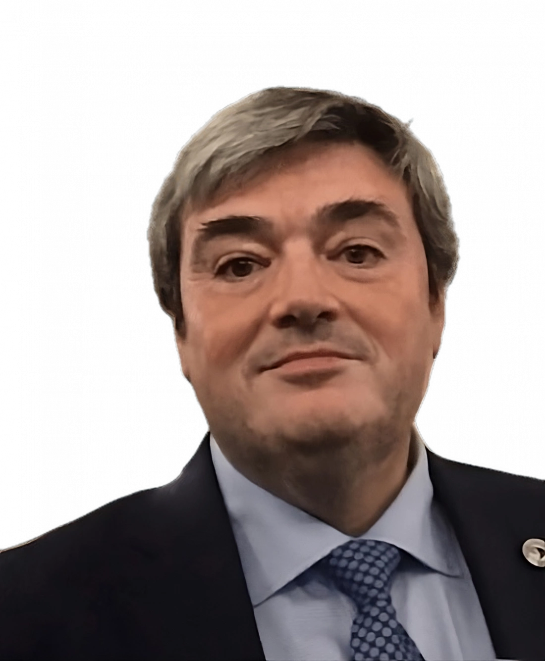 Mężczyzna w garniturze z szarymi włosami na tle w jednolitym kolorze.