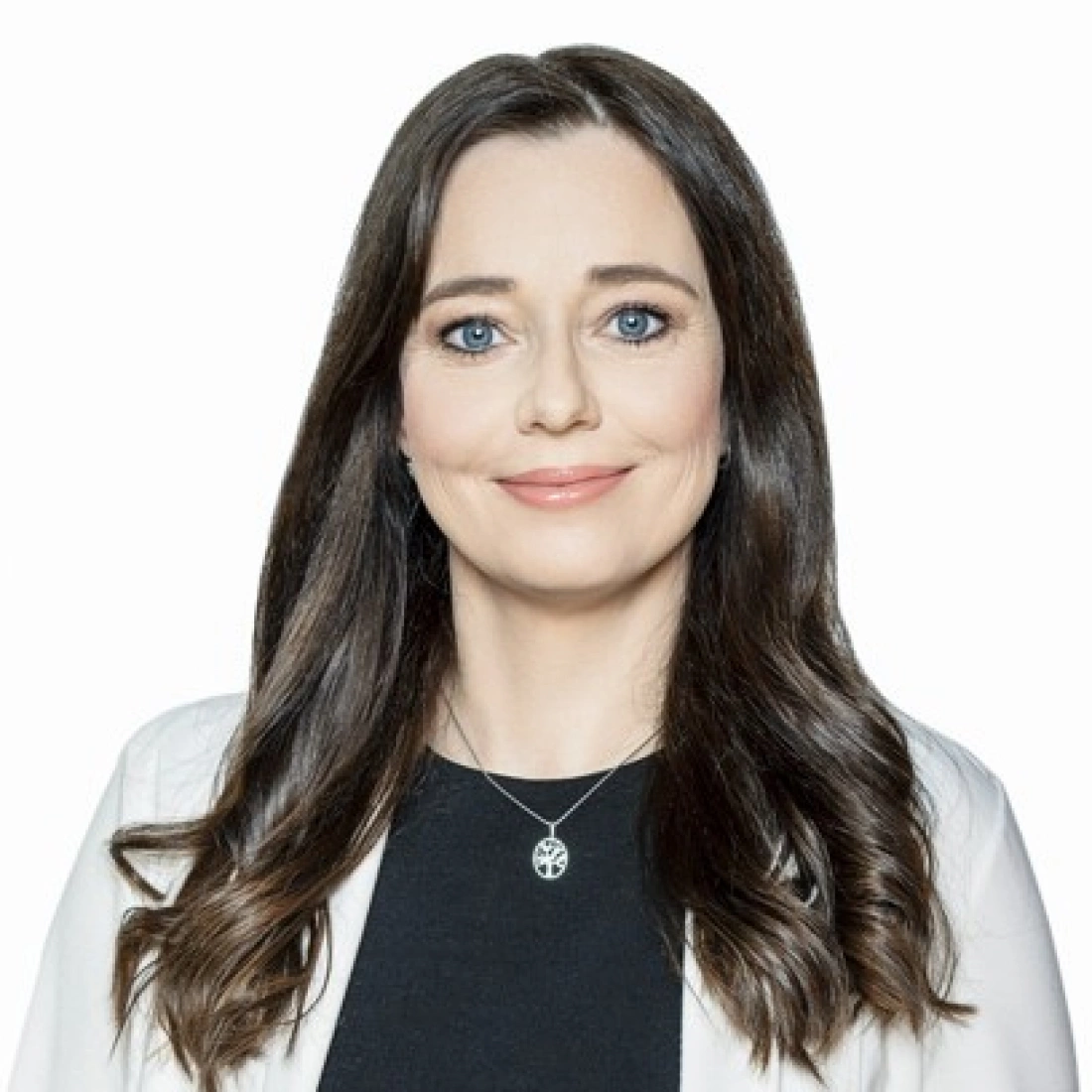 Kobieta z długimi, ciemnymi włosami, uśmiechająca się na neutralnym tle.