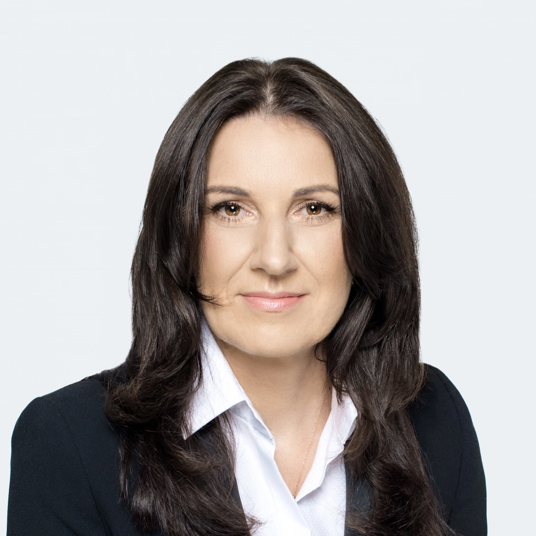 Silhouette kobiety w jasnej koszuli.